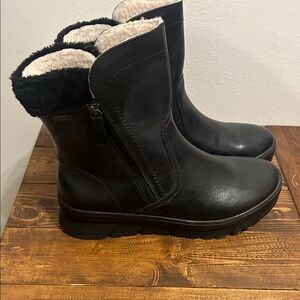Elegant Black Leather Winter Boots with Cozy Lining